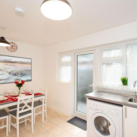 Stunning Four Bedroom House Close To Excel, O2 & Central London With Free Parking المظهر الخارجي الصورة