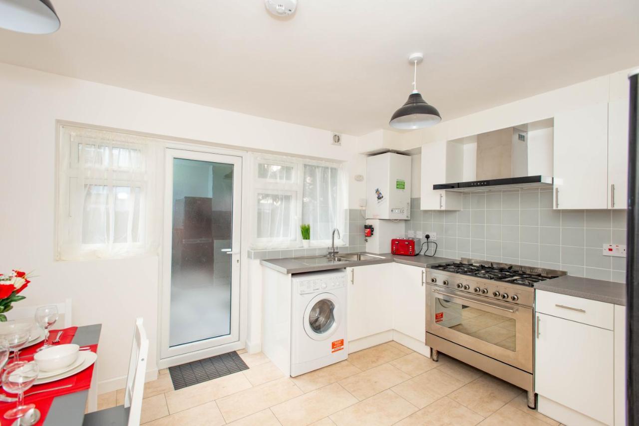Stunning Four Bedroom House Close To Excel, O2 & Central London With Free Parking المظهر الخارجي الصورة